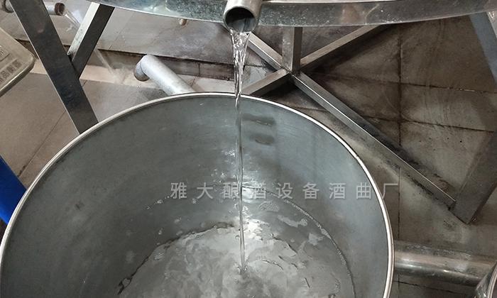 雅大烤酒設(shè)備出酒快，操作簡單