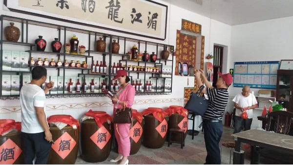 雅大白酒釀酒設(shè)備帶你走進湄江龍酒業(yè)，見證他是怎樣一步步發(fā)展壯大的