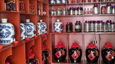 瓶裝酒橫行，是什么讓人們再次愛上小型酒廠釀酒設(shè)備生產(chǎn)的散酒？