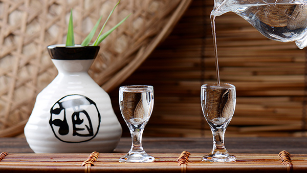 為什么中國白酒用蒸餾酒設(shè)備一次蒸餾就能獲得很高度數(shù)的原酒？