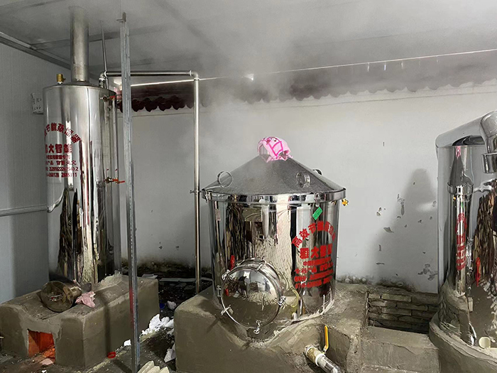 1-14用雅大白酒蒸餾設(shè)備，蒸汽量大