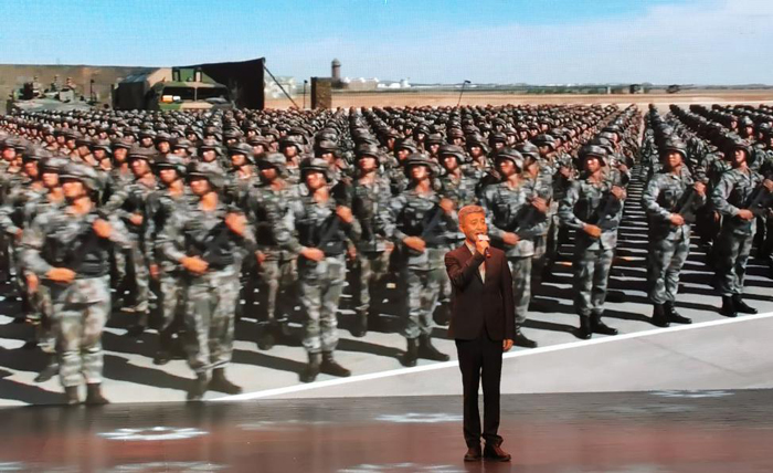 10曲藝名家、原火箭軍文工團(tuán)團(tuán)長周煒演唱歌曲《綠色軍衣》