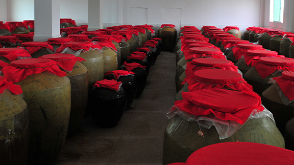 每1批好酒誕生，都需經(jīng)過做酒設(shè)備的蒸餾和時(shí)間的沉淀