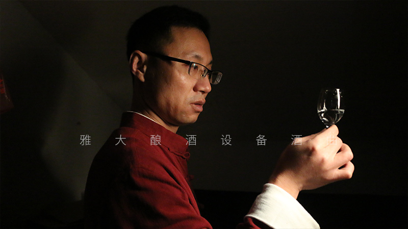 春季喝蒸餾釀酒設(shè)備釀的純糧酒更養(yǎng)生，那喝酒時要注意什么？