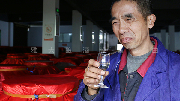 喝了頭暈?zāi)垦５陌拙剖强揪圃O(shè)備釀造的純糧酒嗎？