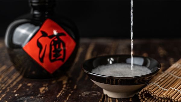 我們當(dāng)?shù)匾院雀叨染茷橹?，選用怎樣的白酒蒸餾設(shè)備好？