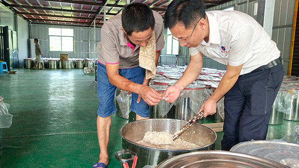 7月天氣炎熱，還可用小型酒廠釀酒設(shè)備做酒嗎？