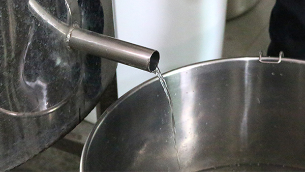 夏季用小型酒廠釀酒設(shè)備做酒產(chǎn)量驟減，他急瘋了