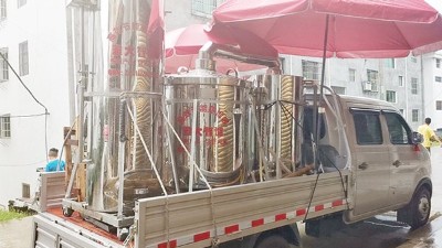 推著小型烤酒設(shè)備上門(mén)加工釀酒，顧客在意的到底是什么？