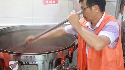 用蒸酒設(shè)備做固態(tài)酒想要穩(wěn)產(chǎn)高產(chǎn)，這幾點很關(guān)鍵！