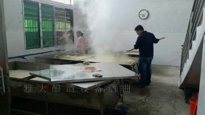 固態(tài)釀酒蒸糧時(shí)用蒸汽釀酒設(shè)備好，還是木甑好？