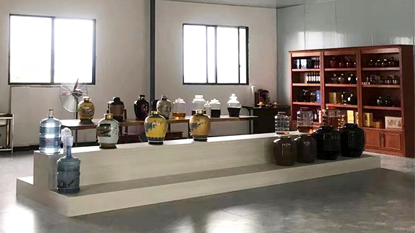 引進(jìn)做酒設(shè)備開酒坊，信心滿滿打造特色餐館