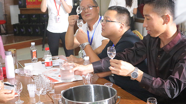 低度酒就是將燒酒設(shè)備釀出來的高度酒加水降度？