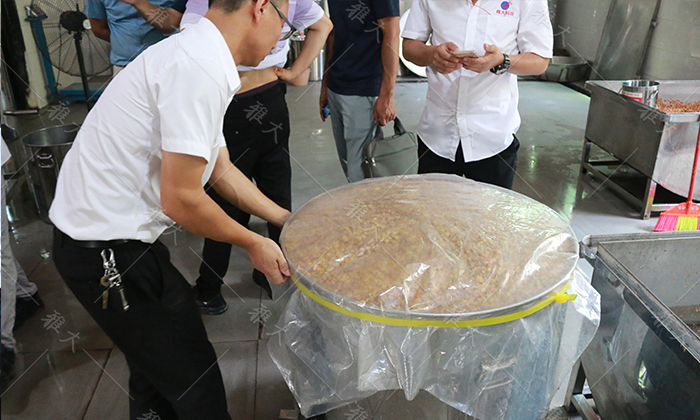 雅大小型酒廠釀酒設(shè)備做固態(tài)法白酒
