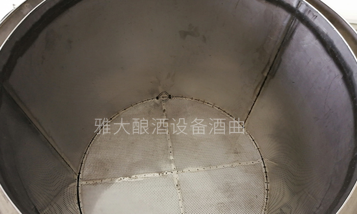 12.13雅大釀酒設備料桶清洗