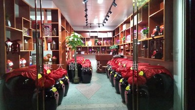 小酒坊開啟現(xiàn)蒸現(xiàn)賣模式，純糧釀酒設(shè)備做酒過程對外全公開！
