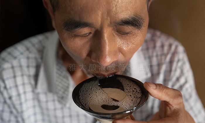 酒體協(xié)調(diào)甜味，不刺喉、不尖辣
