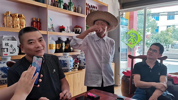 用蒸餾釀酒設(shè)備開(kāi)酒坊，怎樣才能留住更多回頭客？
