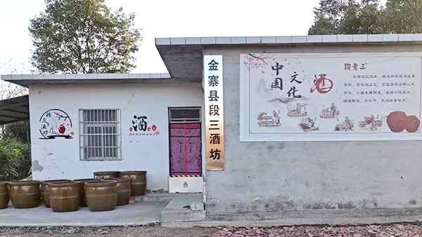 引進(jìn)新式蒸酒設(shè)備對酒坊進(jìn)行全面升級后，生意更好了！