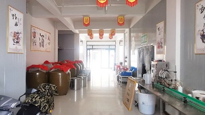辛苦打工賺錢難，還不如買套蒸酒設(shè)備回家釀酒賺錢多！