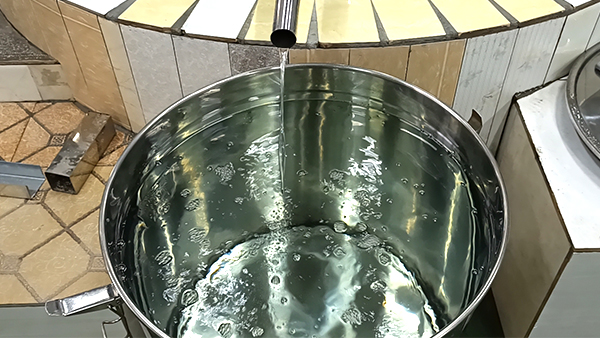 用烤酒設(shè)備烤酒時(shí)，怎樣才能得到更多低度酒？
