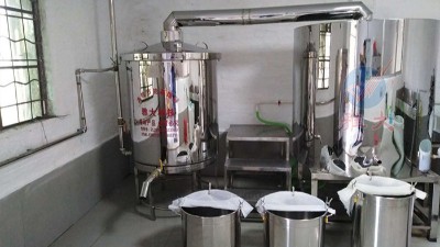 用蒸酒設(shè)備做酒，這樣做出酒穩(wěn)定，出高度酒也多。