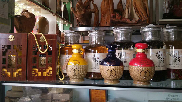 用雅大大型釀酒設(shè)備做薏米酒，“釀”出村民致富路
