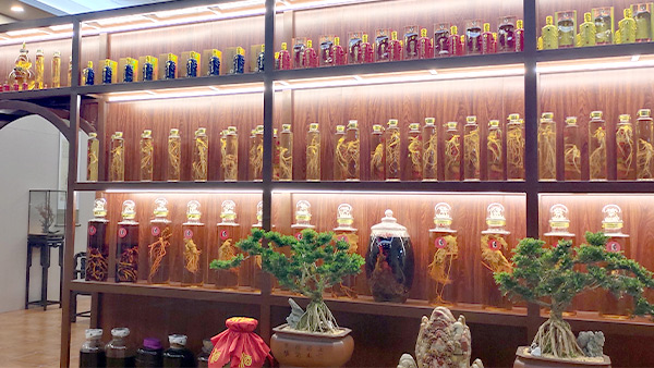 用小型白酒設(shè)備開酒坊，怎樣才能在同行中脫穎而出？