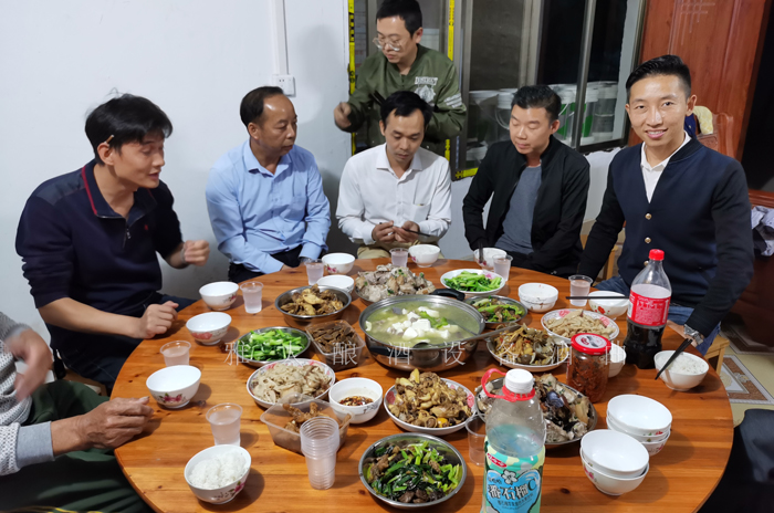 10.15雅大魏老師上門指導(dǎo)客戶釀酒，喝自家酒坊釀的純糧酒