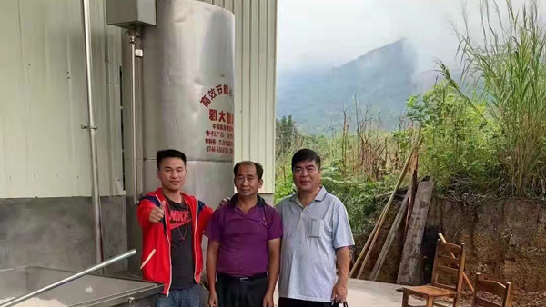 引進大型釀酒設(shè)備，利用家鄉(xiāng)的優(yōu)勢資源做窖藏酒！