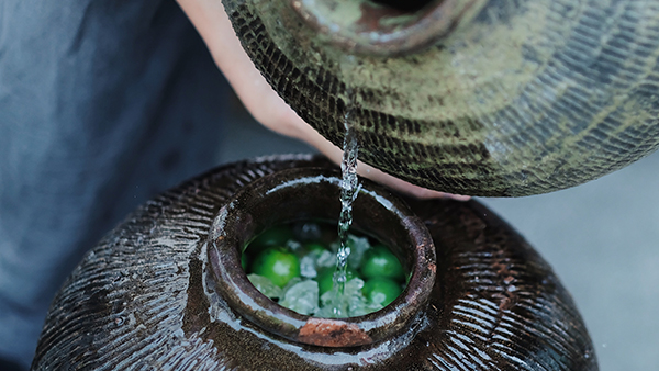 用果酒釀酒設(shè)備釀造的純糧酒泡青梅酒，簡(jiǎn)單易做，越泡越香