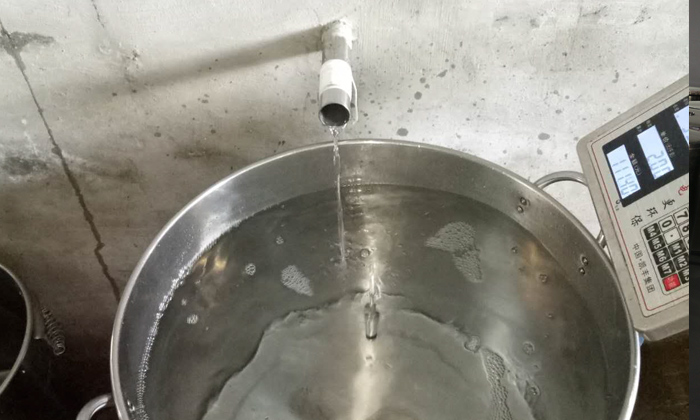 從熟料釀酒設備中接酒時要注意掐頭去尾，控制火候