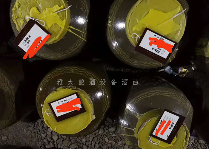 私人定制洞藏酒，每一壇上都寫上顧客的名字