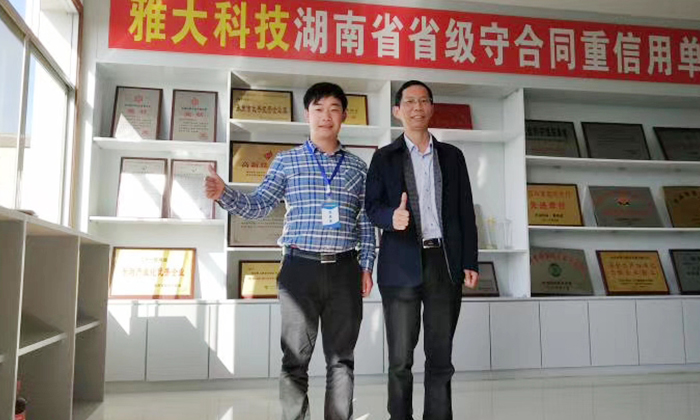李樹(shù)剛與雅大釀酒蒸餾設(shè)備胡總合影
