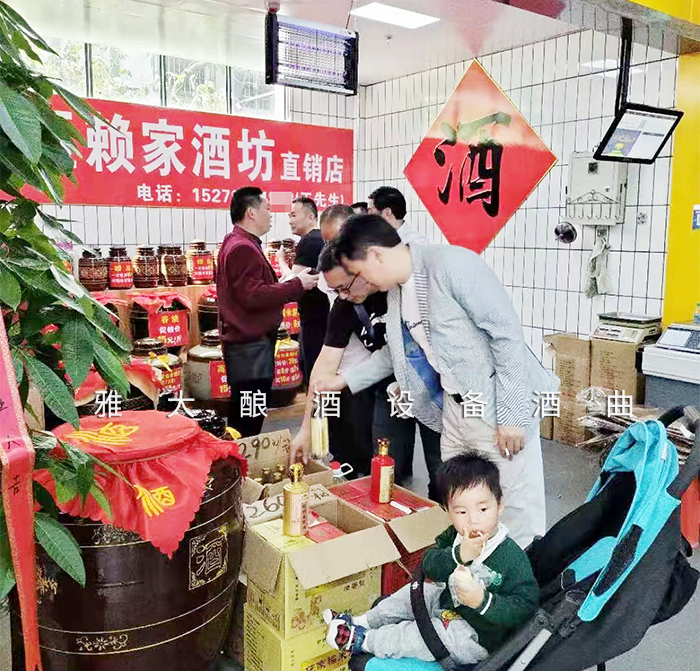 5.8特色酒坊，每天吸引很多顧客上門買酒